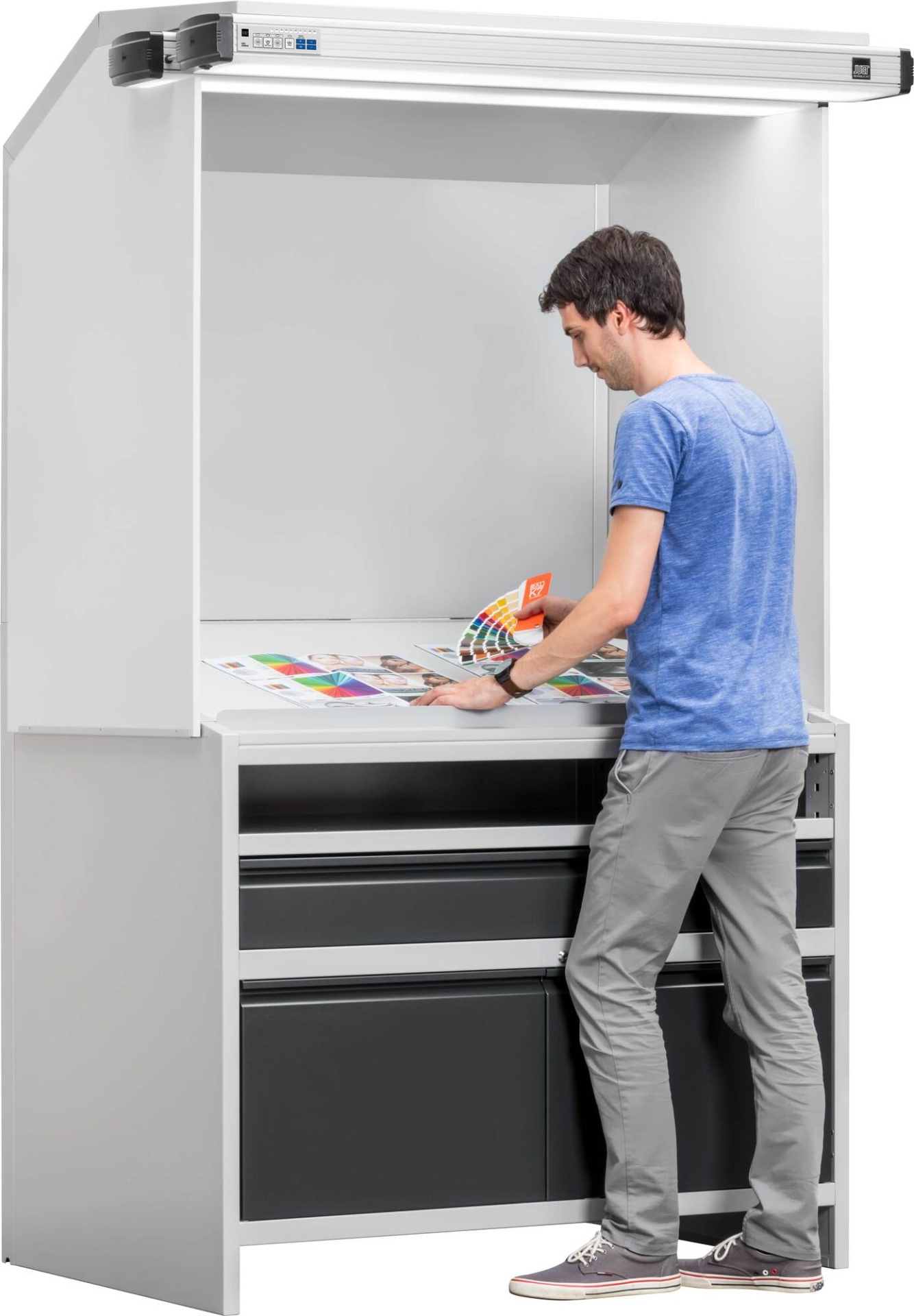 DLS Color proofStation 3B Mesa de trabalho branca com painel de luz e homem a analisar amostras de impressão