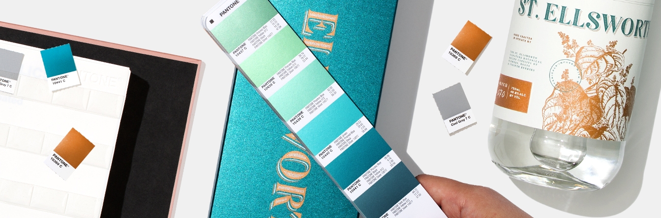 Paleta de cores com vários tons de azul e verde, livro azul, garrafa de vidro e amostras de cores