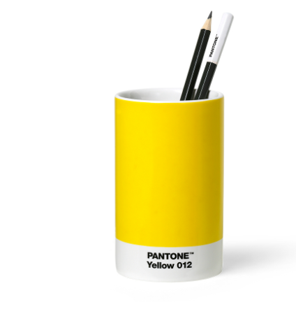 PANTONE - PENCIL CUP Copo cerâmico amarelo com base branca e texto PANTONE™ Yellow 012 com dois lápis dentro