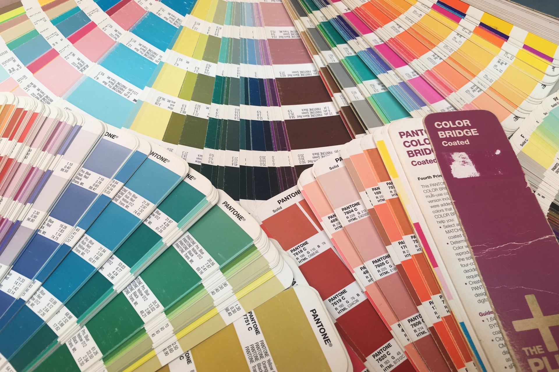 Amostras de cores Pantone em formato de leque com várias tonalidades