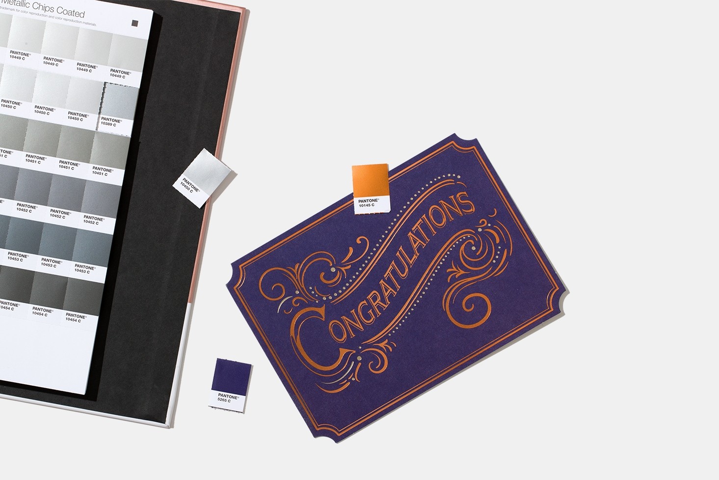 Metallic Chips Book Cartão azul com texto dourado CONGRATULATIONS, amostras de cores e catálogo Pantone