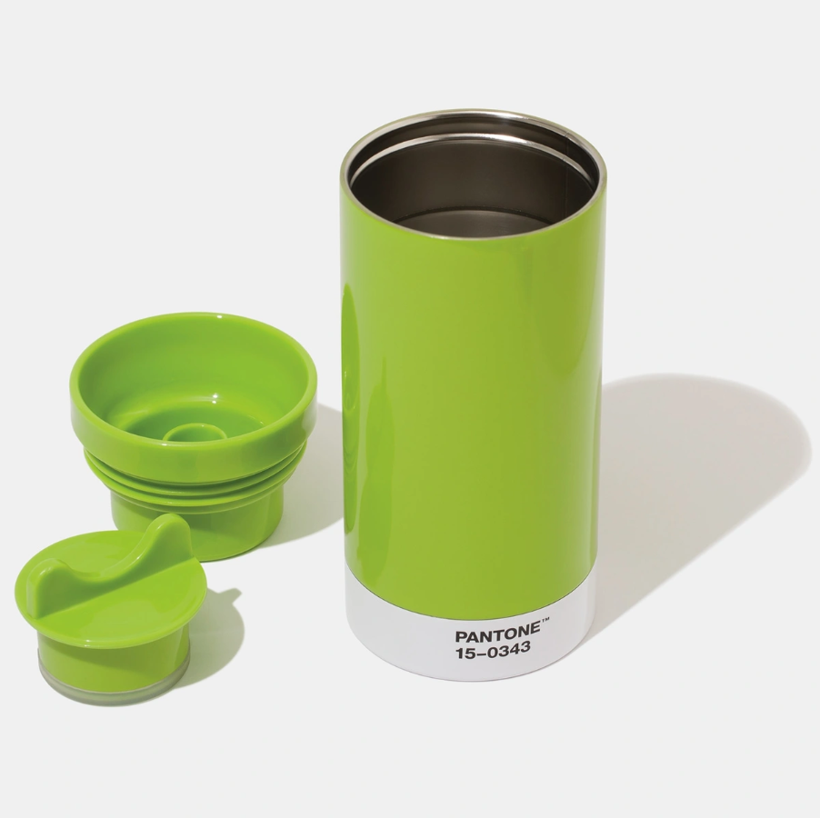 PANTONE TO GO CUP Recipiente cilíndrico verde Pantone 15-0343 com tampa desencaixada de duas partes, interior metálico, fundo branco