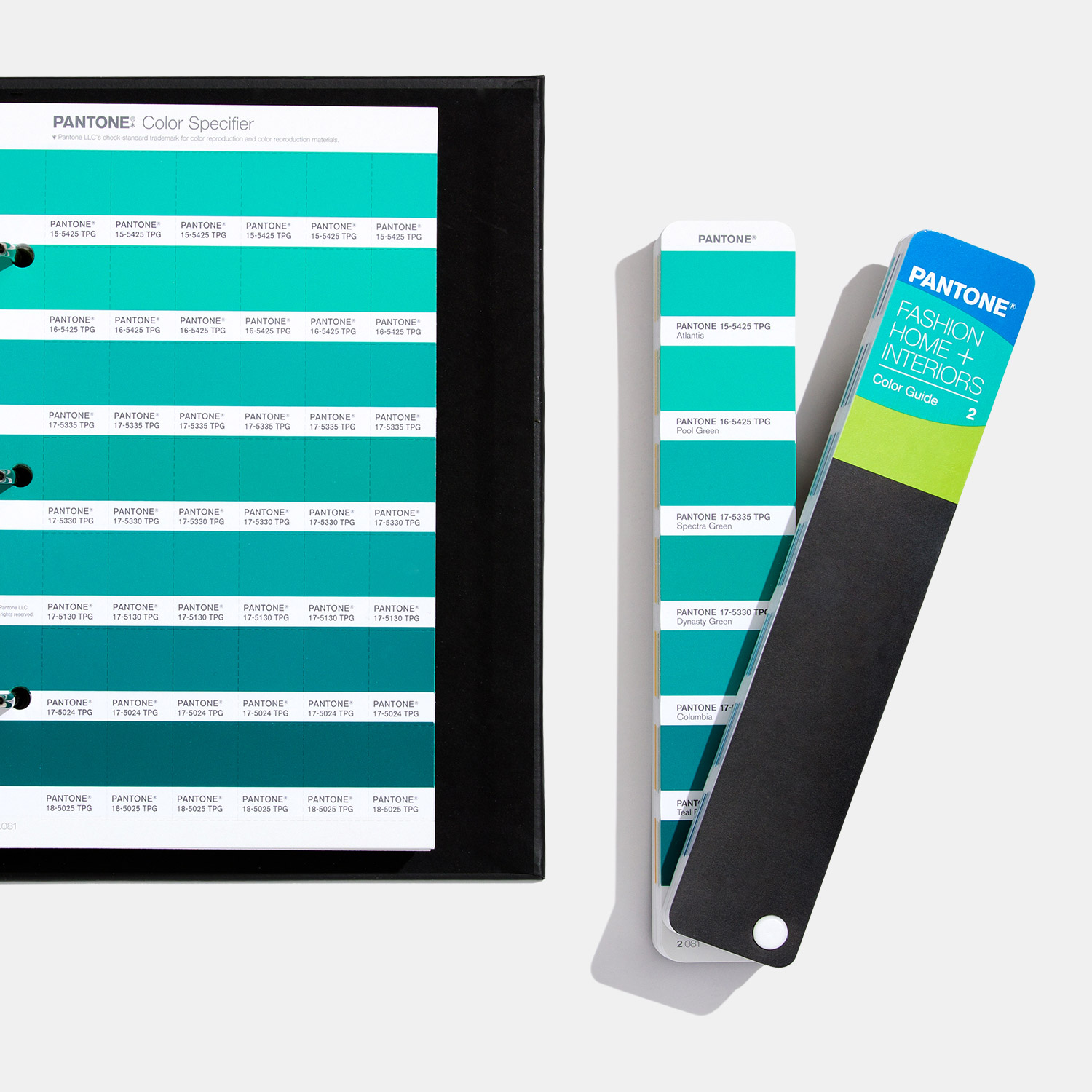 Mostruário Pantone Color Specifier e Pantone Fashion Home Interiors com amostras de cores em tons de azul e verde.