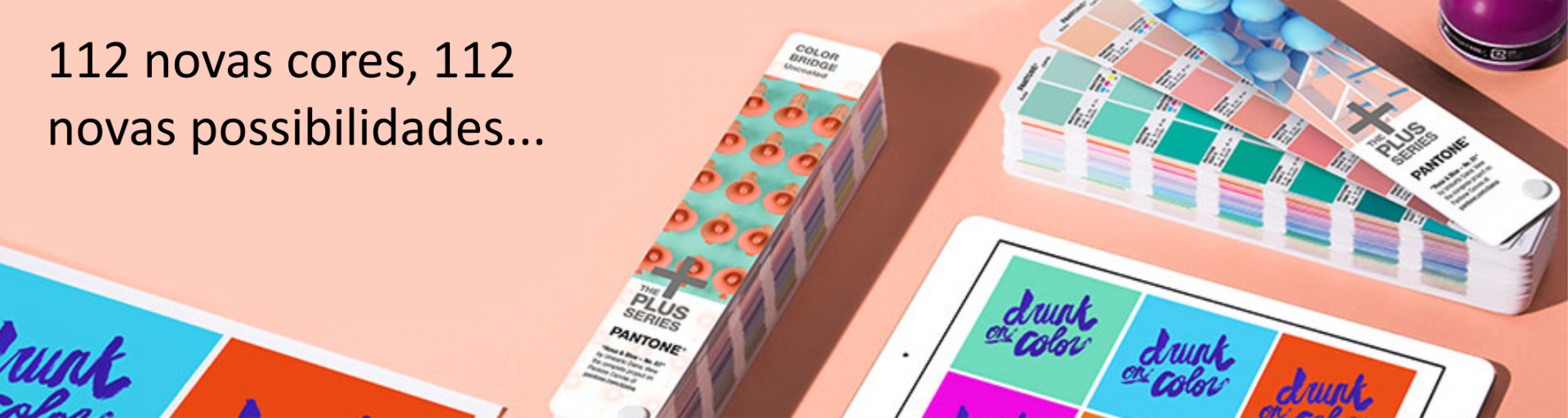 Quadrados coloridos com padrões e etiquetas 'dust & co' num fundo cor de pêssego e texto informativo em português.