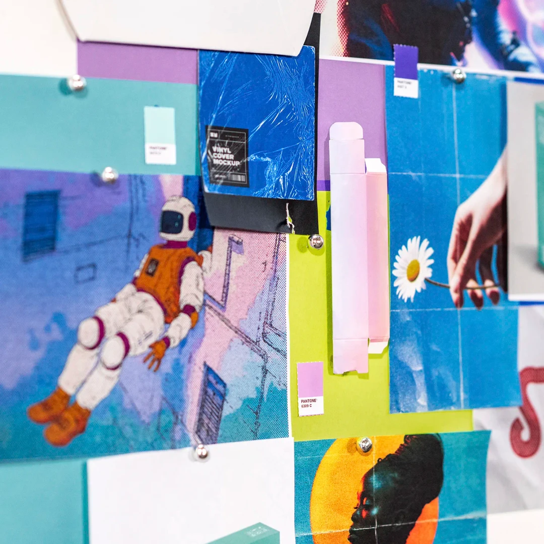 Painel de inspiração com imagens e amostras de cor, incluindo astronauta, mão com flor e etiqueta VINYL COVER MOCKUP.