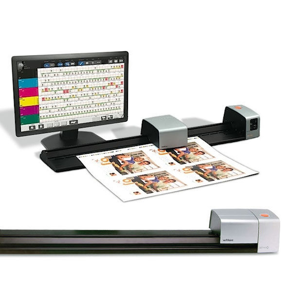X-Rite IntelliTrax Scanner de grande formato a digitalizar folha impressa a cores com monitor ao lado