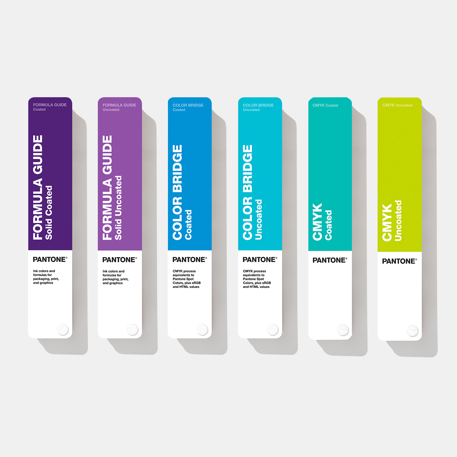 Seis amostras Pantone coloridas com diferentes rótulos e acabamentos sobre fundo branco
