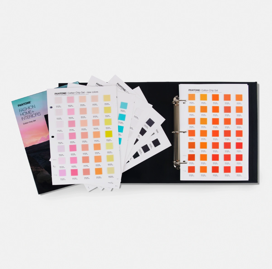 Fashion, Home + Interiors Cotton Chip Set + Dualities Expansion Pack Amostras de cores Pantone em dossier preto com páginas destacadas