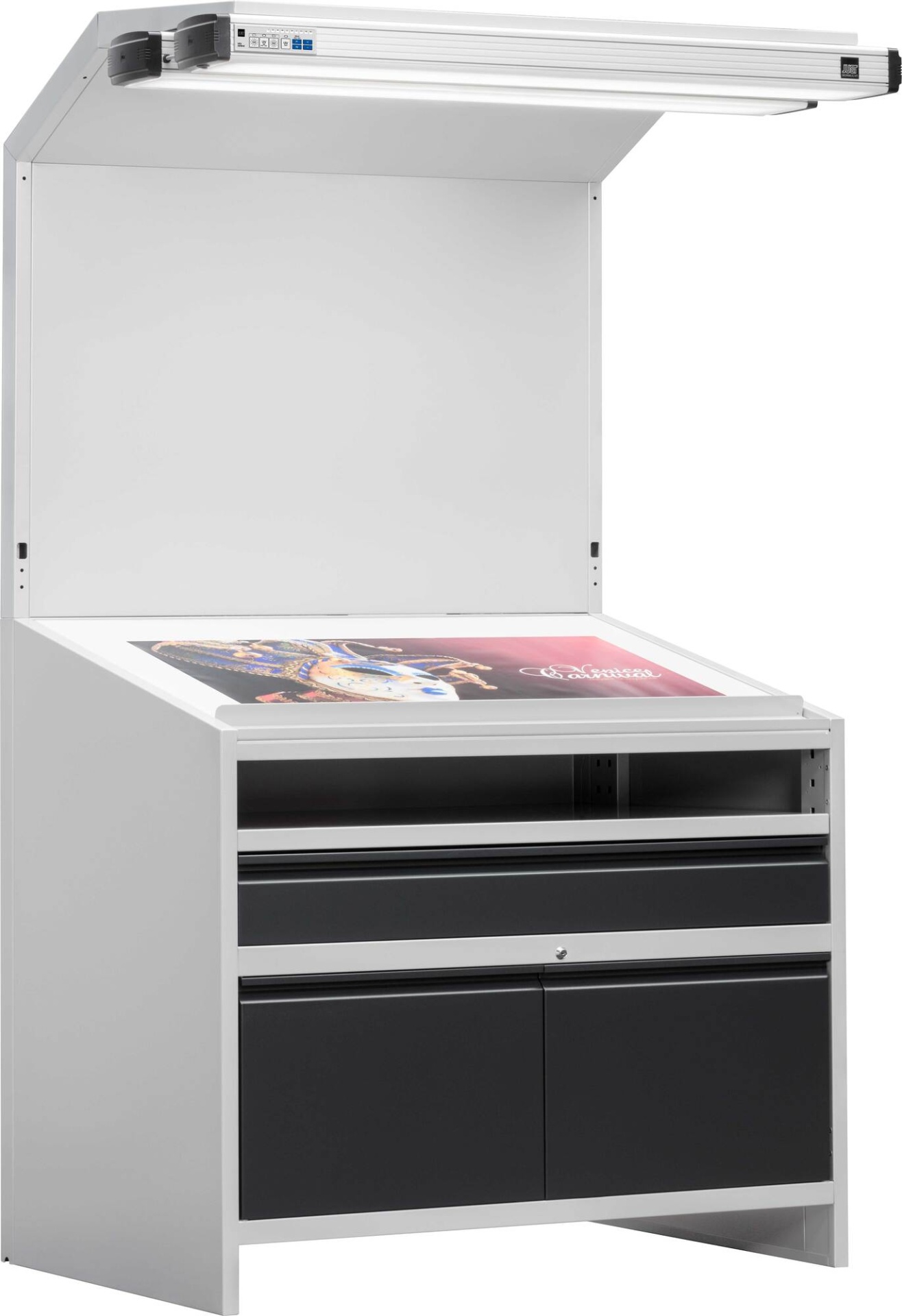 DLS Color proofStation 3B Mobiliário de escritório com superfície inclinada, gavetas pretas e iluminação superior com painel de controle.