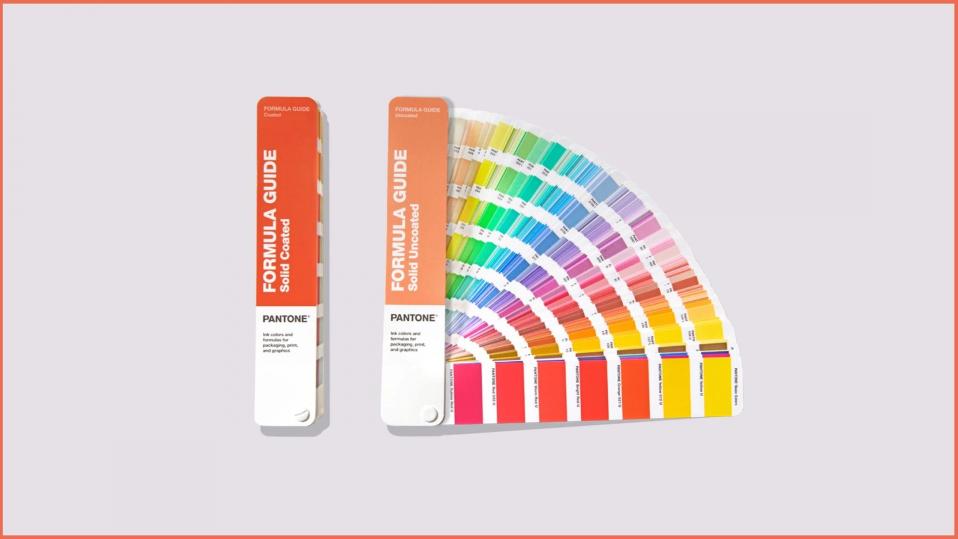 Palete de cores Pantone Formula Guide aberta e fechada com amostras coloridas