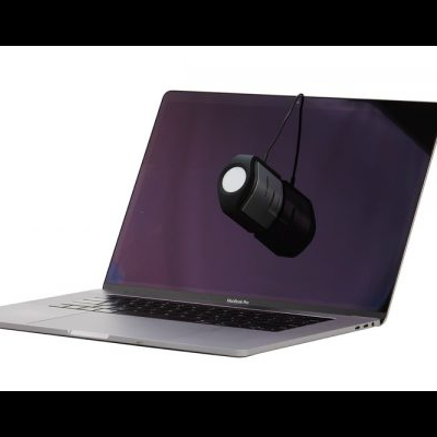 Portátil MacBook cinza com medidor de luz pendurado na frente do ecrã