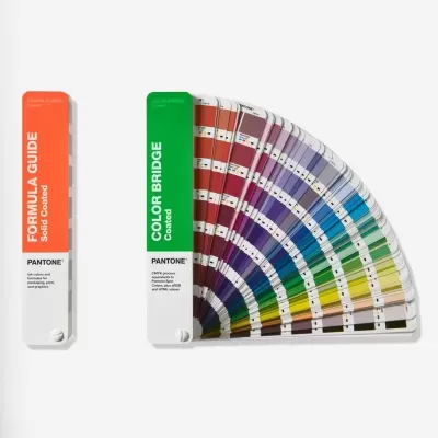 Guia de cores Pantone com tampas laranja e verde e amostras de cores em leque