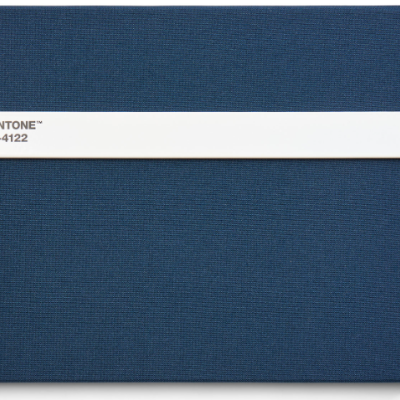 Amostra Pantone cor azul escuro 19-4122 com faixa branca e texto