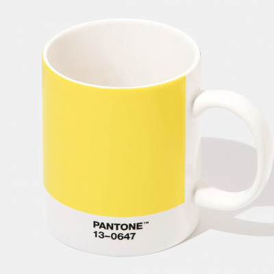 Caneca amarela com texto Pantone 13-0647