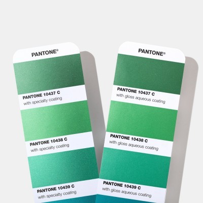 Dois cartões Pantone com tons de verde e texto, sobre fundo branco