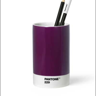 Copo de cerâmica roxa Pantone 229 com lápis e caneta Pantone