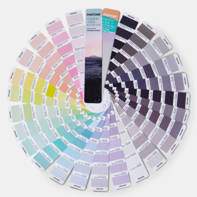 Ventoinha de amostras de cores Pantone com tons pastel e neutros