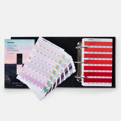 Livro de amostras Pantone com cores rosas e vermelhas