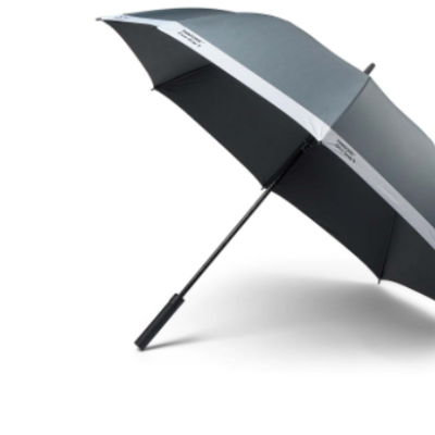 Guarda-chuva preto com faixa branca e texto CELINE repetido