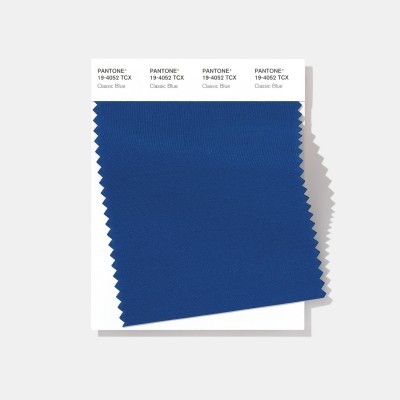 Amostra de tecido azul clássico Pantone em placa branca