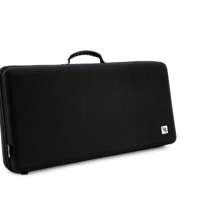 Estojo rígido preto retangular com alça e etiqueta YE