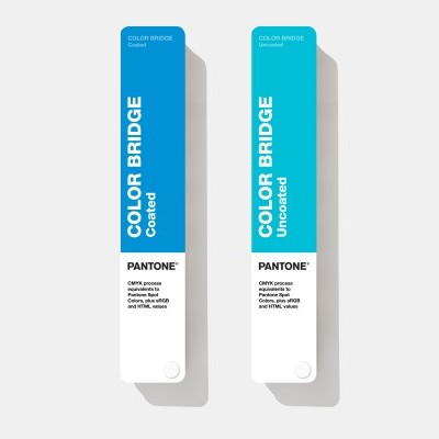 Duas amostras Pantone Color Bridge em azul, com textos Color Bridge, Coated, Uncoated e Pantone