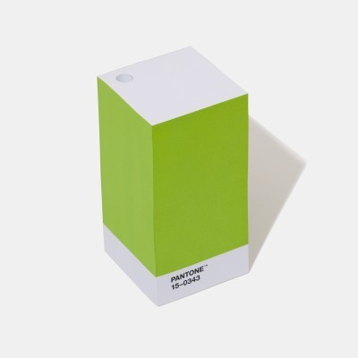 Bloco de notas cúbico nas cores verde e branco com texto PANTONE 15-0343