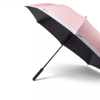 Guarda-chuva grande cor-de-rosa com interior preto e pega preta