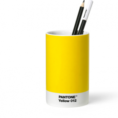 Copo cerâmico amarelo com base branca e texto PANTONE™ Yellow 012 com dois lápis dentro