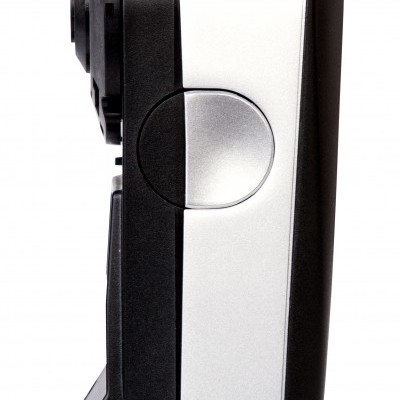 Máquina fotográfica digital compacta preta e prateada vista de lado