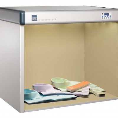 Cabine de luz branca para visualização de cores com tecidos e paleta de cores no interior