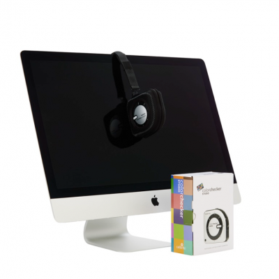 Computador Apple iMac com auscultadores pretos e caixa colorida à frente sobre fundo branco