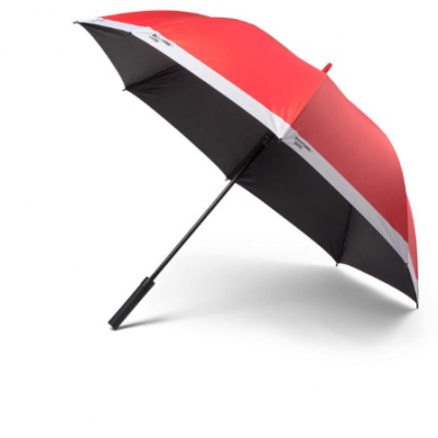 Guarda-chuva vermelho e preto aberto sobre fundo branco