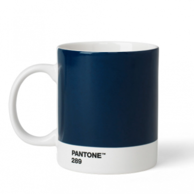 Caneca azul escura com base branca e texto PANTONE 289