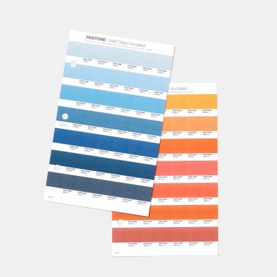 Cartas de amostras de cores em azul e tons quentes sobre fundo branco