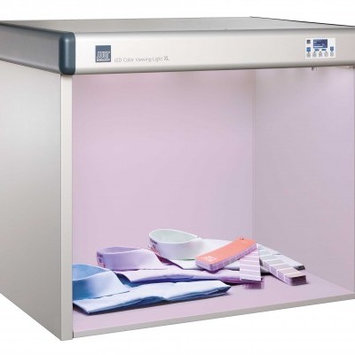 Cabine de visualização de cores LED cinzento com amostras de tecido