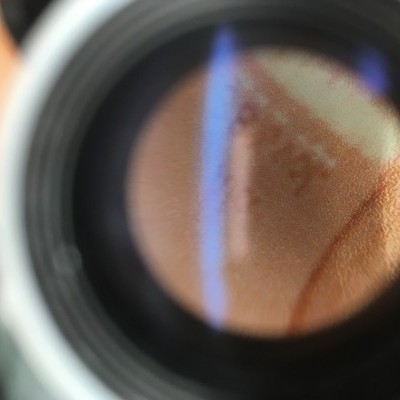 Objeto circular com cores castanhas e azul desfocado