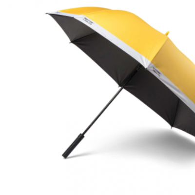 Guarda-chuva grande amarelo com faixa prateada e interior preto