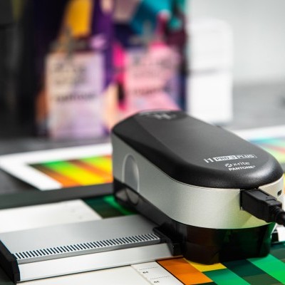 Dispositivo digital de medição de cor sobre carta de cores com blocos vibrantes