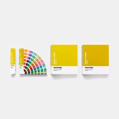 Conjunto de guias de cores Pantone com capas amarelas e brancas e amostras coloridas.