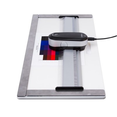 Scanner portátil sobre base branca com tabela de cores