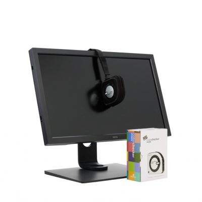 Monitor preto BenQ com aparelho calibrador pendurado e caixa colorida ao lado