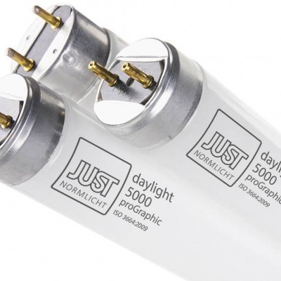 Lâmpadas fluorescentes tubulares brancas com texto impressa e terminais metálicos