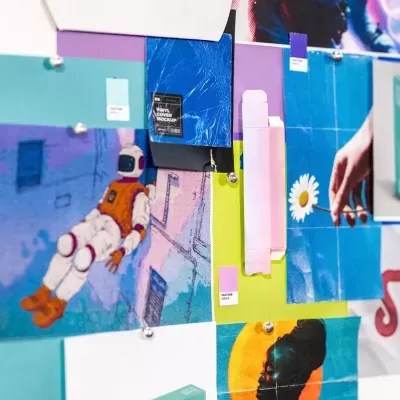 Painel de inspiração com imagens e amostras de cor, incluindo astronauta, mão com flor e etiqueta VINYL COVER MOCKUP.