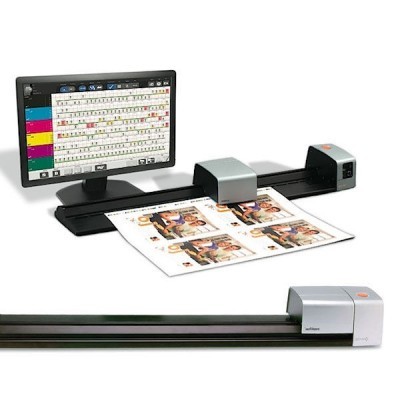 Scanner de grande formato a digitalizar folha impressa a cores com monitor ao lado