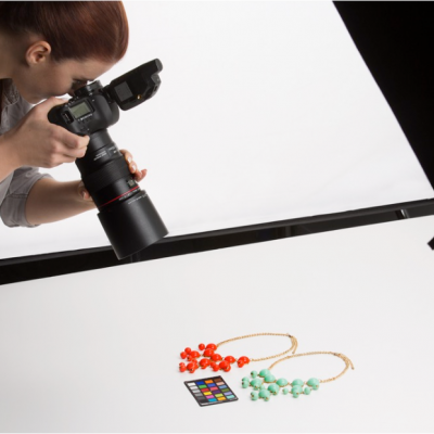 Fotografia de dois colares coloridos em fundo branco com carta de cores ao lado