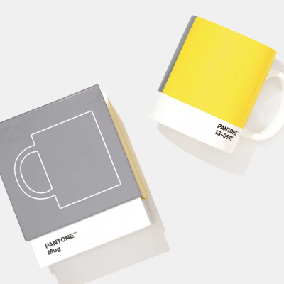 Caneca de cerâmica amarela Pantone 13-0647 com embalagem cinza Pantone Mug