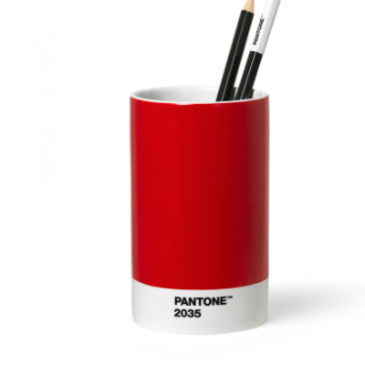 Caneca ou suporte vermelho e branco PANTONE 2035 a conter um lápis e um marcador