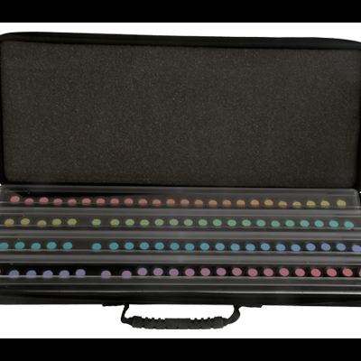 Estojo preto aberto com quatro filas de bolas coloridas organizadas por tons