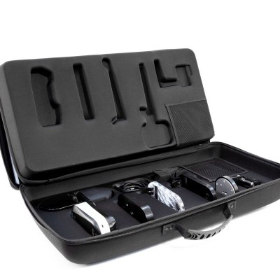 Estojo preto aberto com dispositivos eletrônicos pequenos no interior